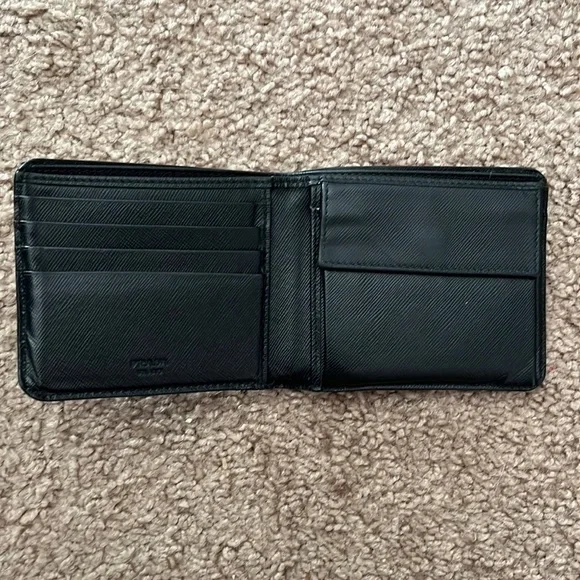 Prada black saffiano leather bifold wallet - Picture 3 of 8